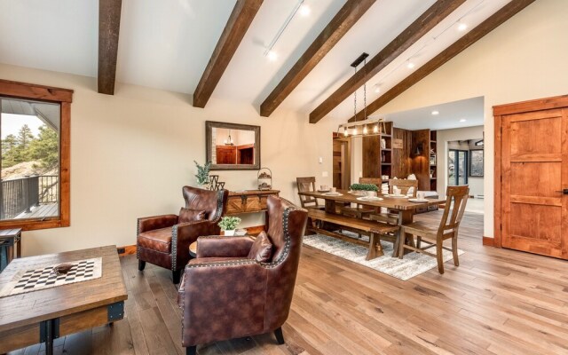 Breiding Upper Luxury Vacation At Windcliff 2 Bedroom Home by RedAwning