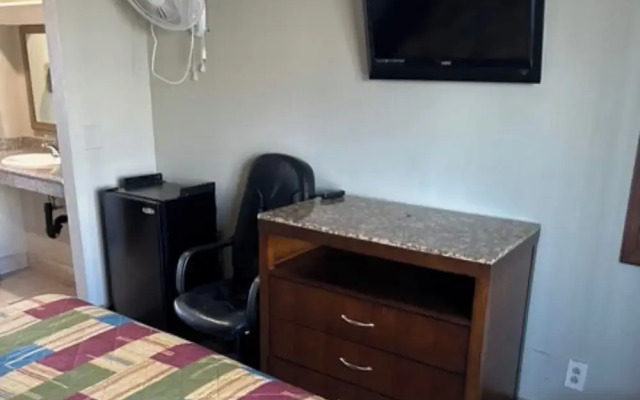 Passport Inn & Suites Corona Hotel