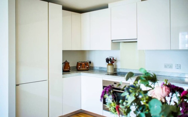 Stylish 2 Bedroom Flat With Balcony