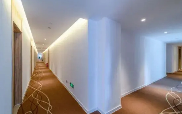 HanTing Premium Hotel (Wuhan Five Rings Sports Center Etouwan Subway Station)