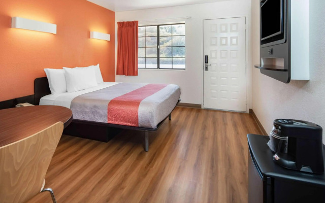 Motel 6 Thousand Oaks, CA
