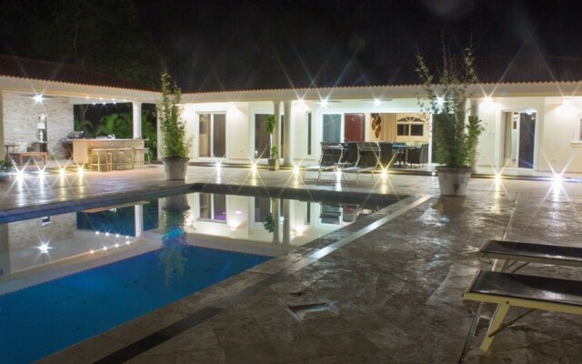 Touch of elegance! 6 Bedroom near the beach