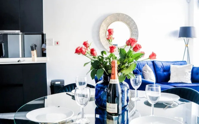 Luxurious 1 Bed Apartment - Free Wifi and Parking