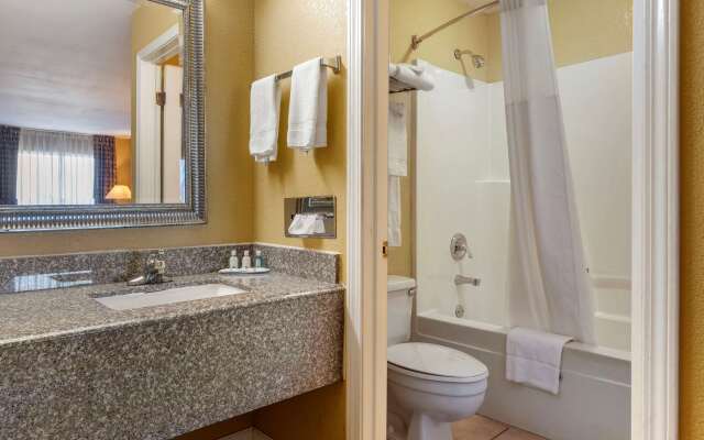 Quality Inn Russellville I-40