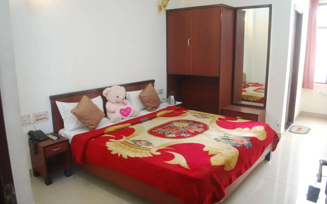 OYO 28053 Hotel Gayatri Palace