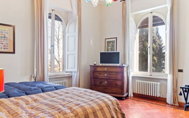 Plush Holiday Home in Macerata with Jacuzzi