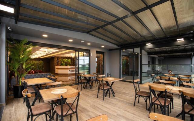 Marina Green Suit - Residence