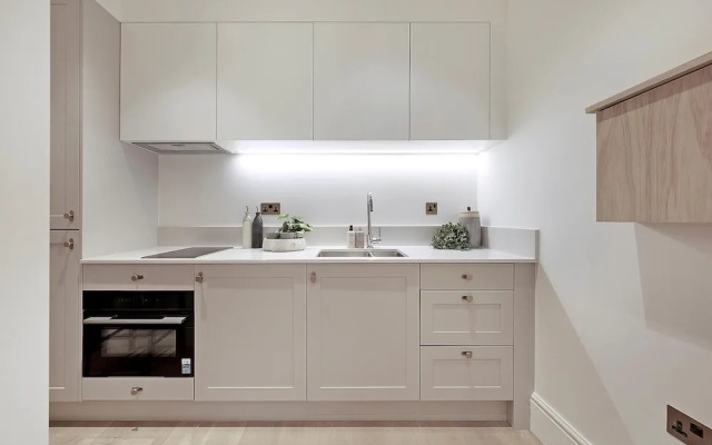 Stylish Earl's Court Studio Plus Patio