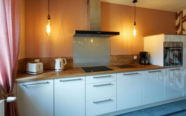 Les Volets Rouges (PEU101)