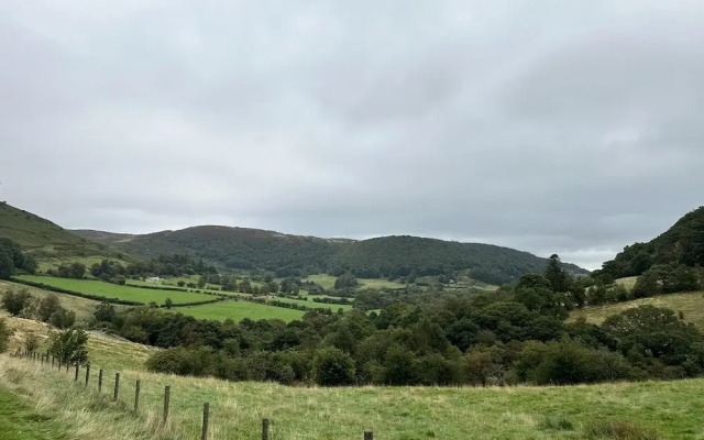 Llanidloes - Sleeps 7 - Parking - Pet Friendly