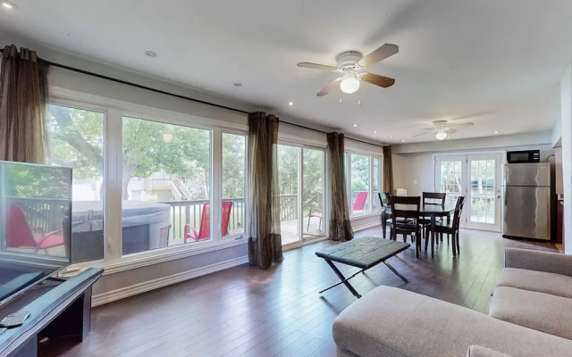 Charming Lakeside Cottage