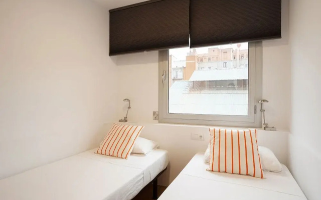 Modern Apartment Near Pl Espa a