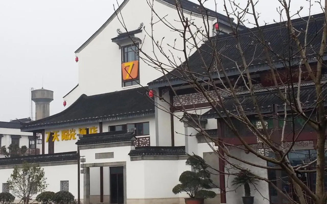 Suzhou Luzhi Riverside Inn Hostel