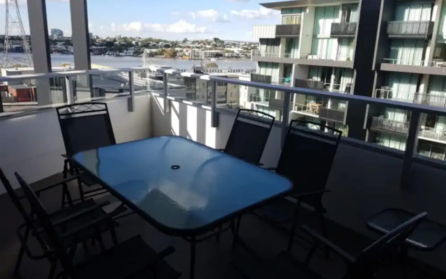 2 Bedroom Newstead Unit With Parking