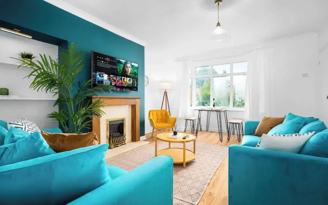 Stylish Three Bedroom Retreat With Garden