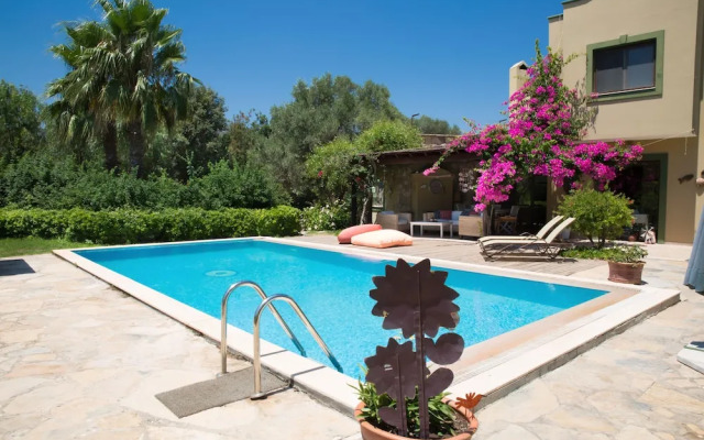 Important Group Villa Costa