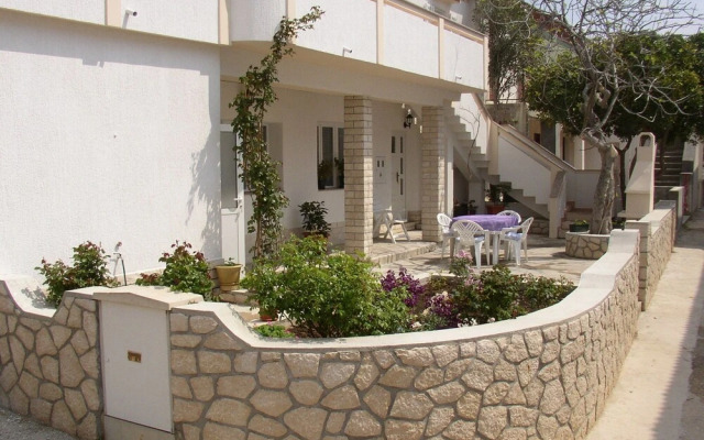 Luca - With Nice Courtyard - A2