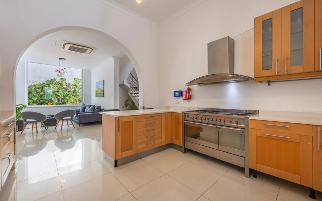 Hard to come by - modern & huge house in Sliema