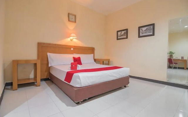 RedDoorz Plus @ Jl KH Wahid Hasyim Medan