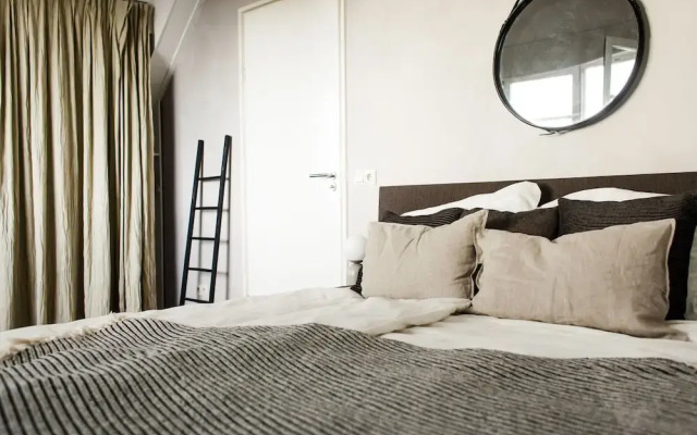 Thatched Villa by Ijsselmeer