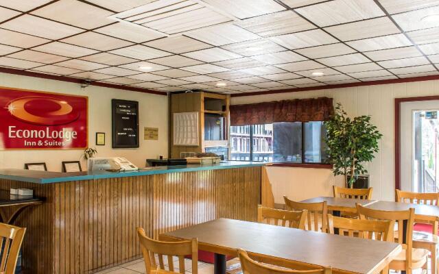 Econo Lodge Inn & Suites White Haven