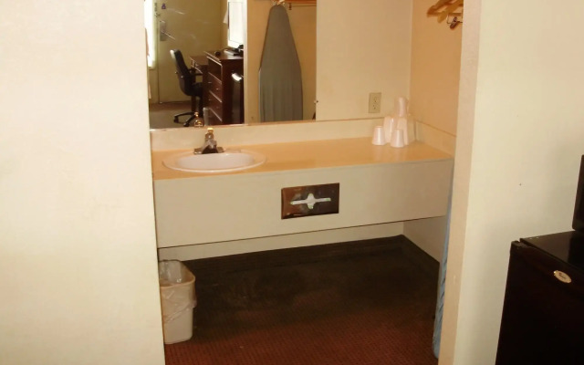 Trade Winds Central Inn