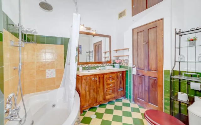 Charming spacious 4BR apt near the sea