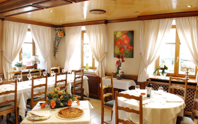 Logis Hôtel Au Lion Rouge