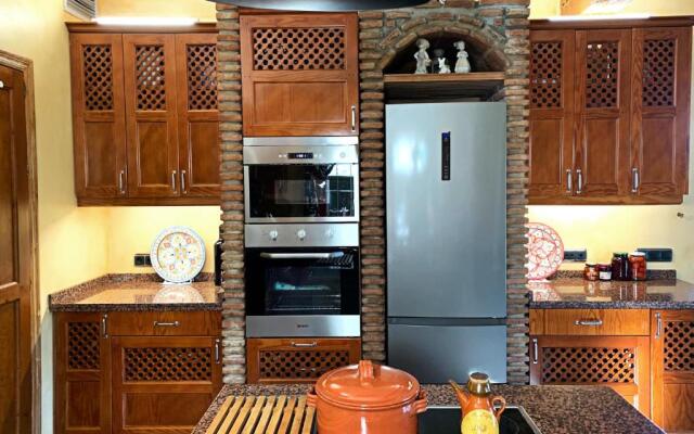 Villa Nabrisa Marbella, 5 Bedroom, Private Pool, Garden, Bbq