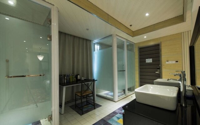 Friday Holiday Hotel