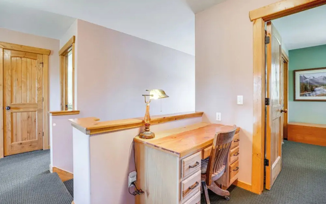 2 Mi to Frisco Slopes: Cozy Retreat w/ Mtn Views!