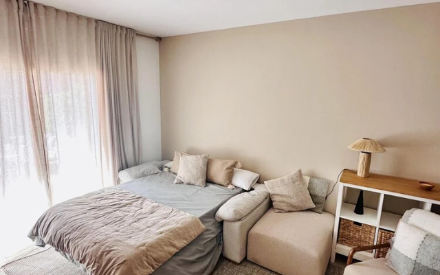 Coastal Retreat-sleeps 8, Sea View, Pool & Parking