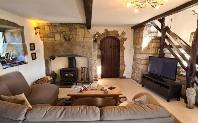 Greave Farmhouse 3-bed Cottage in Todmorden