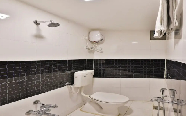 OYO 13033 Hotel Raadhe