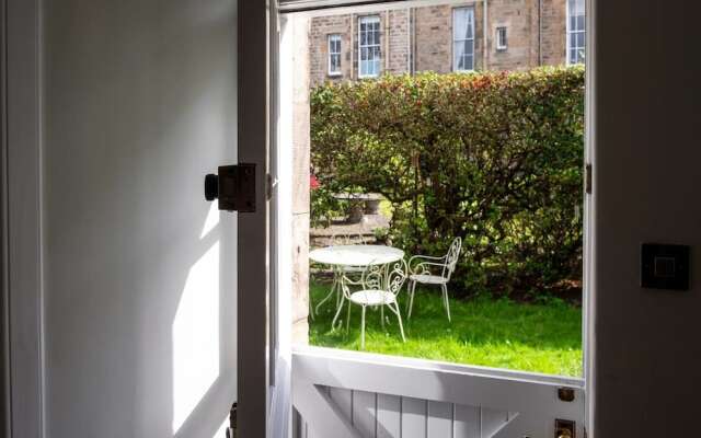 Quiet Mews House With Parking & Garden