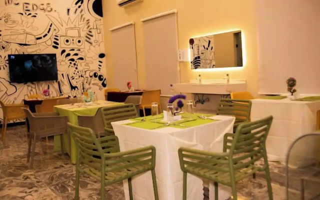 De City Hotel and Resort