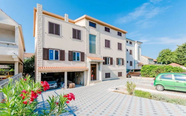 Apartment Karlo - Two Bedroom Apartment With Balcony