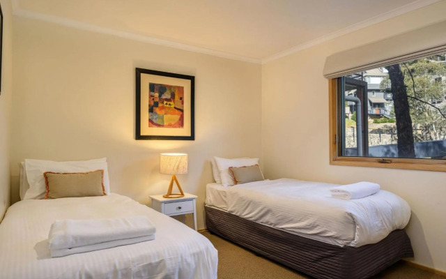 Lhotsky 2 Bedroom apartment with balcony mountain views and BBQ