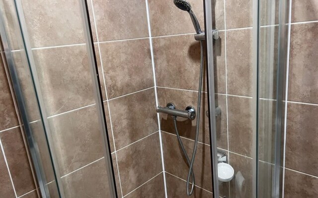 Luxury Apartment - Free Wi-fi & Parking NO Deposit