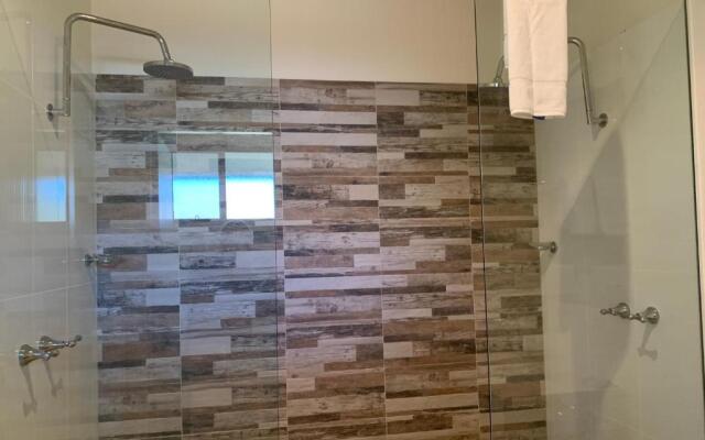 Blazing Stump Motel & Suites