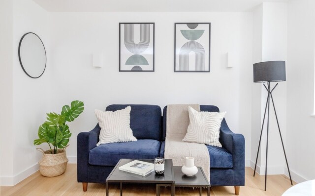 Modern 1BR with Balcony by Soho