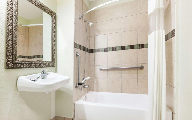 Grander Inn & Suites