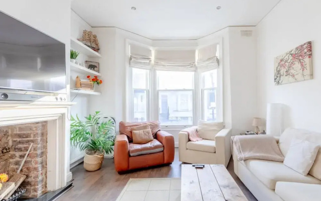 Radiant and Roomy 2BD Flat - Fulham!