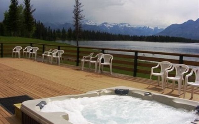 Nakoda Lakeside Lodge