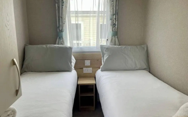 Cosy 3 Bedroom Caravan in South Cerney