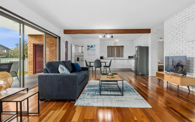 Modern and Stylish One Bedroom Pet Friendly Home Right by the Beach – Balcony – Vincentia