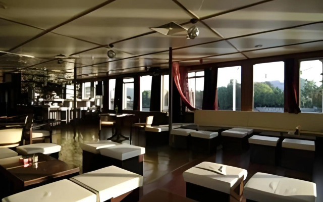 Eastern Comfort - The swimming hostel