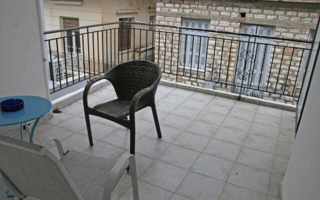 Ρήγας: Όμορφα στο Μεσολόγγι, Διαμέρισμα Β2