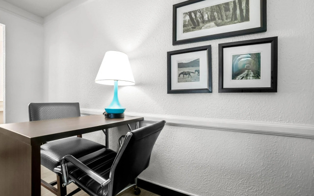 Howard Johnson by Wyndham Columbus Fort Moore