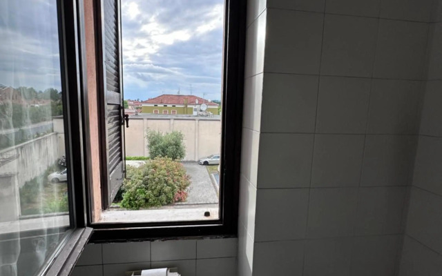 Via Rose (dietro Freccia Rossa)